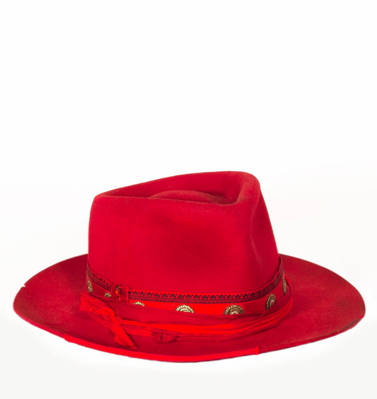 Strawberry is a custom fur felt made with all the best materials. Branded leather, silk lining with a distressed look.